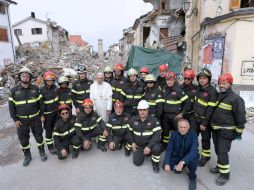 Francisco posa junto a varios bomberos que apoyaron en el rescate de supervivientes en Amatrice. AFP / OSSERVATORE ROMANO