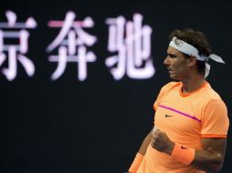 Nadal empezó lanzado, se apoyó bien en su saque y rápidamente tomó la delantera. AFP / N. Asfouri