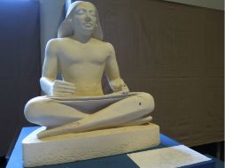 Una copia de El escriba, una de las esculturas más destacadas del centro, está disponible para tocar. EFE / F. Cicardi