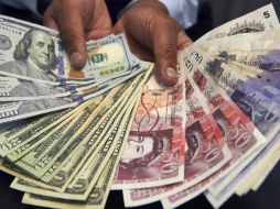 La libra cayó otro 0.5% el martes a 1.2760 dólares, su punto más bajo en 31 años. AFP / N. Halle'n