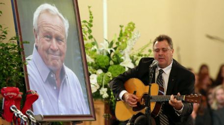 Mechem dio una nota feliz al apuntar hacia una enorme fotografía de Palmer con una sonrisa que a todos hacía sentir tan importante. AFP / M.Hunter