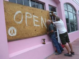 Habitantes de Palm Beach protegen sus negocios. De acuerdo a los pronósticos, será la primera zona golpeada por 'Matthew'. AFP / J. Raedle