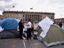 Una veintena de personas instaló un campamento en la Plaza de Bolívar de Bogotá para pedir que se salve el acuerdo. AFP / G. Legaria