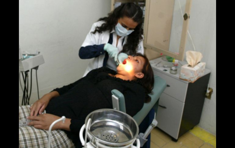 El sarro no sólo implica la estética, paulatinamente deteriora los tejidos blandos y alcanza los soportes óseos de cada diente. EL INFORMADOR / ARCHIVO