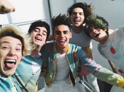 El quinteto adelanta que sacará próximamente un álbum con estampas de ellos, con algunos hologramas. FACEBOOK / CD9