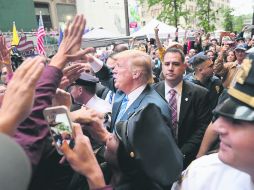 Trump aseguró a sus seguidores que se mantendrá en la contienda electoral. AFP /