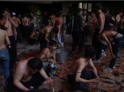 Durante las celebraciones numerosos creyentes se golpean y flagelan para revivir la pasión de Husein. AFP / S. Marai