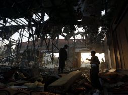 Un millar de personas expresaban sus condolencias a la familia del ministro Yalal al Ruishan cuando ocurrió el bombardeo. EFE / Y. Arhab