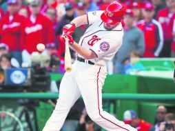 Nationals Park. Daniel Murphy, de Washington, conecta la bola durante el juego de ayer. AP / P. Martínez