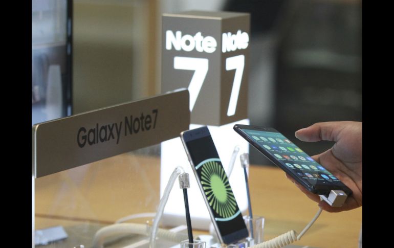 Autoridades y la empresa de celulares investigan el problema que provoca sobrecalentamiento de los productos. AP / A. Young-joon