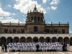 El Hospicio Cabañas fue el escenario perfecto para que toda la plantilla de Charros de Jalisco posara para la fotografía oficial. TWITTER / @AristotelesSD