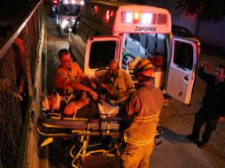 Dos motociclistas invadieron las vías del Tren Ligero y fueron arrastrados. Protección Civil de Zapopan los rescató con vida. TWITTER / @UMPCyBZ