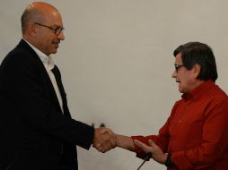 Mauricio Rodríguez, jefe de la delegación del gobierno colombiano (izq) y 'Pablo Beltrán', jefe del grupo rebelde. AFP / F. Parra