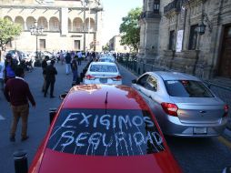 Varios choferes que trabajan para la aplicación Uber se manifestaron ayer frente al Palacio de Gobierno para exigir seguridad. EL INFORMADOR / R. Tamayo