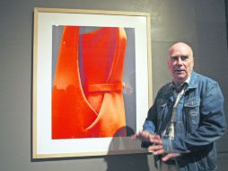 Creativo. Javier González de Durana, curador de la exhibición, durante el recorrido para este diario de la muestra en el MUSA. EL INFORMADOR / E. Barrera