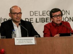 Los jefes negociadores del Gobierno colombiano Mauricio Rodríguez y de la guerrilla del ELN, Pablo Beltrán. EFE / C. Hernándz