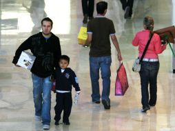 Una de las diferencias de género es que mientras ellas adquieren en puestos de la calle ellos lo hacen en máquinas expendedoras. EL INFORMADOR / ARCHIVO