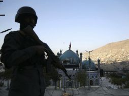 Un soldado vigila frente a la mezquita chií que fue objetivo de un ataque en Kabul. EFE / H. Amid