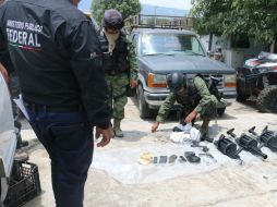 Se confiscan además de los objetos ilegales una camioneta tipo pick-up, una camioneta Tacoma, un vehículo y cuatro chalecos tácticos. NTX / ARCHIVO