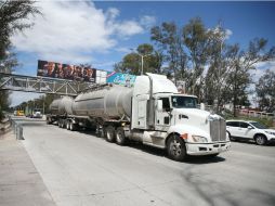 Tráiler de doble remolque circulando por el periférico poniente. EL INFORMADOR / R. Tamayo