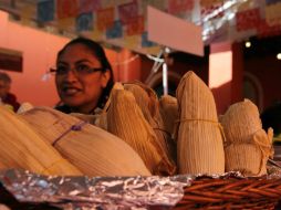 Para que mantengan su sabor tradicional, es indispensable ser envueltos para su cocción en hojas de elote frescas. NTX / ARCHIVO