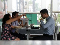 Es común que en las oficinas se consuman en grupo algunas botanas, por lo que es mejor evitarlas o bien, dividirlas en pequeños trozos. EL INFORMADOR / ARCHIVO