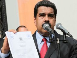Nicolás Maduro firmó este viernes el decreto que establece el presupuesto general de la Nación para 2017. EFE / Miraflores