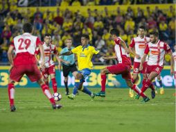 Igualan. El mexicano Diego Reyes (centro derecha) intenta quitarle el balón a Jonathan Viera. EFE /