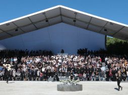 El homenaje tuvo lugar en la Colina del Castillo, desde la que puede apreciarse el Paseo de los Ingleses. EFE / E. Gaillard