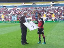 Le entregaron un cuadro conmemorativo con su rostro en blanco y negro. TWITTER / @atlasfc