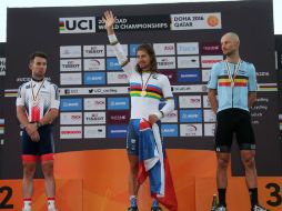 Sagan (c) vence en el circuito por el desierto catarí, seguido por Mark Cavendish (i) y Tom Boonen (d). AFP / K. Jaafar