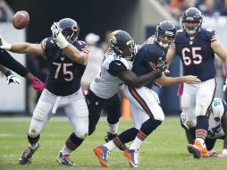 Brian Hoyer de los Osos de Chicago pierde la pelota después de ser tacleado por Yannick Ngakoue AFP / J. Robbins