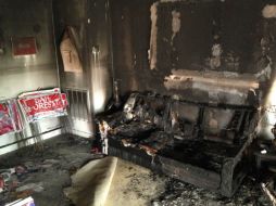 Al parecer alguien lanzó líquido inflamable por una ventana al interior de la sede en el condado de Orange. AP / J. Drew