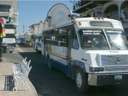 Los actuales autobuses del puerto serán sustituidos por otros impulsados por gas natural. EL INFORMADOR / ARCHIVO