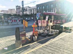 Quitan obstáculos. Durante los operativos se recolecta diversidad de objetos que la gente utiliza para apartar lugares. ESPECIAL /