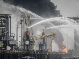 En el lugar de la explosión permanecen 162 bomberos que tienen el fuego controlado pero no extinguido. EFE / F. Rumpenhorst