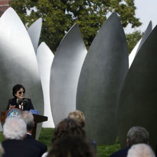 Yoko Ono devela instalación de flor de loto en Chicago