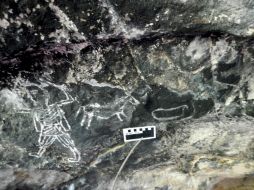 Las pinturas mezclan elementos de la tradición mesoamericana como manos esquemáticas, cuentas numéricas y representaciones de astros. EFE /