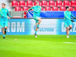 El Bayer Leverkusen necesita de los goles de Javier Hernández, (derecha) para remontar posiciones en el Grupo E. AFP /