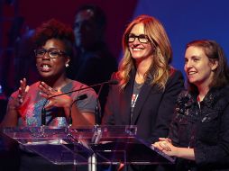 Las actrices Uzo Aduba, Julia Roberts y Lena Dunham durante el evento a favor de la campaña de Clinton. AFP / J. Sullivan