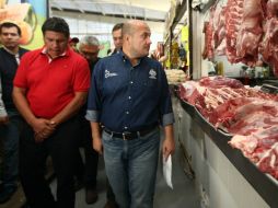 El presidente municipal de Guadalajara realiza un recorrido por las instalaciones del mercado. EL INFORMADOR / E. Barrera