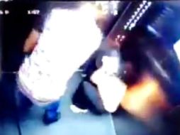 El vídeo fue difundido a través de las redes sociales. La filmación se capturó desde la cámara del ascensor donde sucedió el hecho. YOUTUBE / Fantasma del Internet