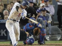 Corey Seager batea sencillo en la séptima entrada. La ofensiva angelina pegó 10 hits. AP / J. Hong