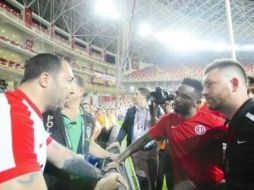 El ex astro del Barcelona pidió al fanático su nombre y número telefónico, para demostrar que cumplirá su palabra. ESPECIAL /