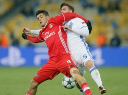 El jugador hidalguense disputa un balón con Antunes, del Dinamo Kiev. AP / E. Lukatsky