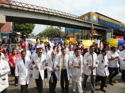 Cientos de médicos se manifestaron este miércoles por la falta de pagos del Seguro Popular y carencia de insumos. EL INFORMADOR / R. Tamayo