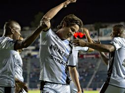 Carlos Fierro festeja luego de anotar contra la Máquina. MEXSPORT / O. Aguilar