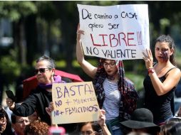 Los estudiantes que integran un colectivo de anarquistas, repartieron volantes con medidas para prevenir agresiones. SUN / N. Murillo