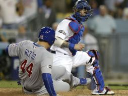 Anthony Rizzo se barre en home para marcar una de las carreras del partido. EFE / P. Buck