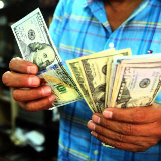Bancos venden dólar hasta en 19.02 pesos